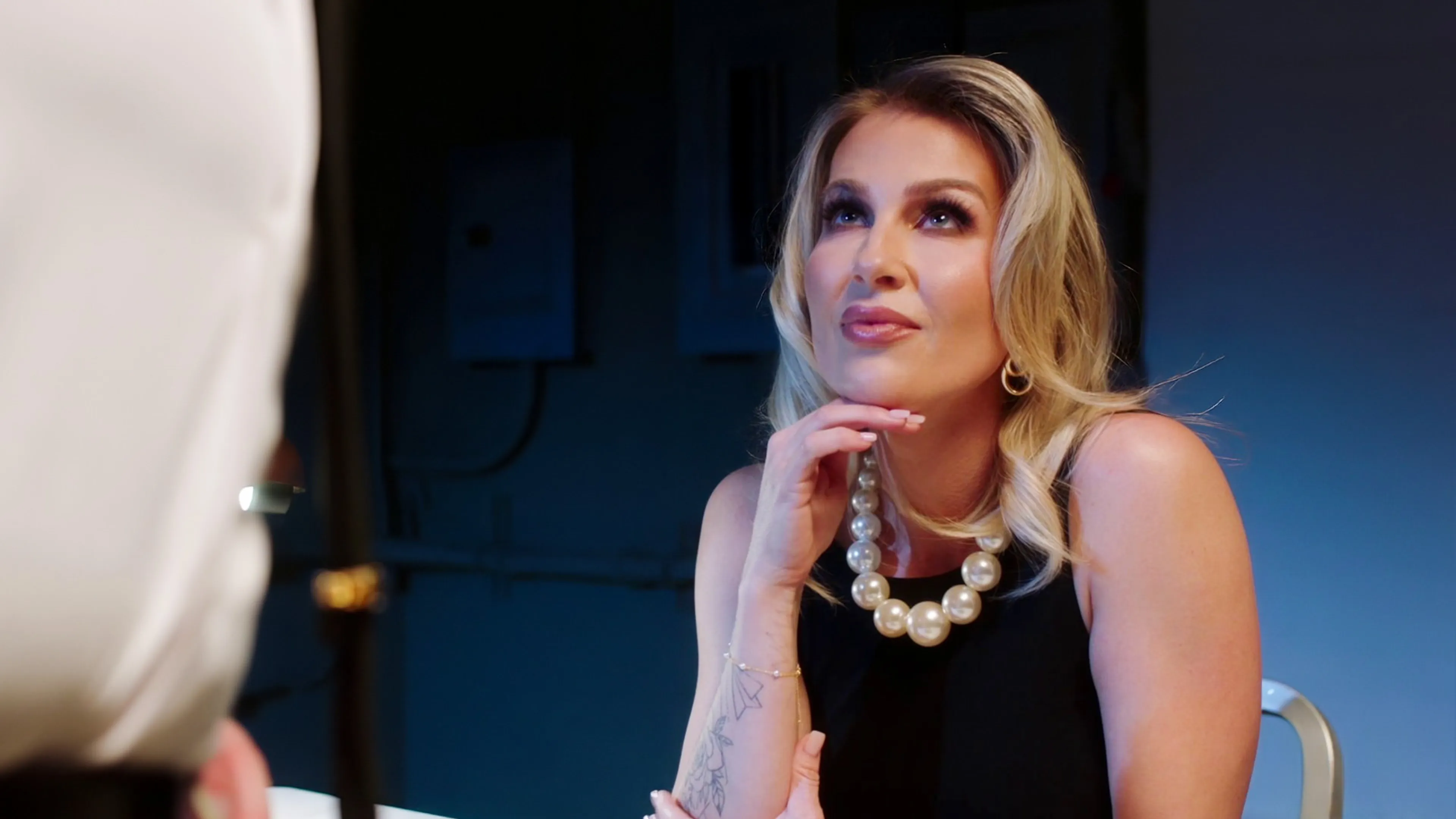 Seductive Mob Wife Andi Toys With Young Detective